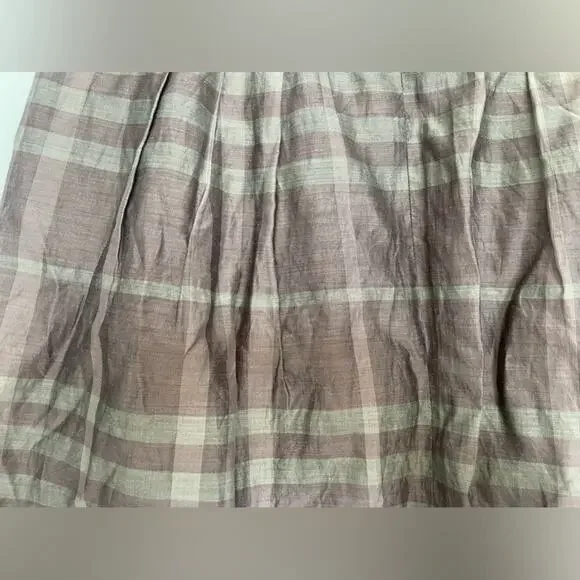 New w/out tags. Authentic Burberry mid-line skirt. Silk and cotton. Signature. - Picture 2 of 8